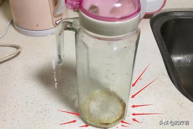 家里这样的油壶，最好及时清理，否则得了癌都不知道怎么回事