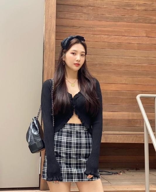 带货女王朴秀荣太会穿了!BM风穿搭加香奈儿包包,精致又少女