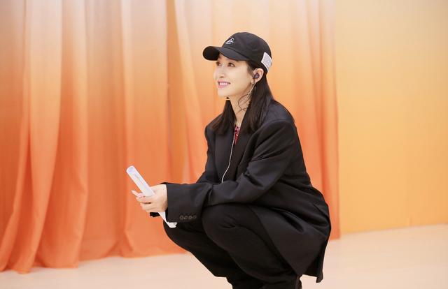 时尚探究社33岁的导师宋茜，一身炫酷西装帅气亮相，轻熟风造型展现气场魅力