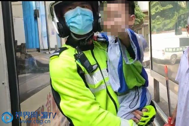 视界网▲粗心妈妈只顾聊天 贪玩小孩独自坐上公交