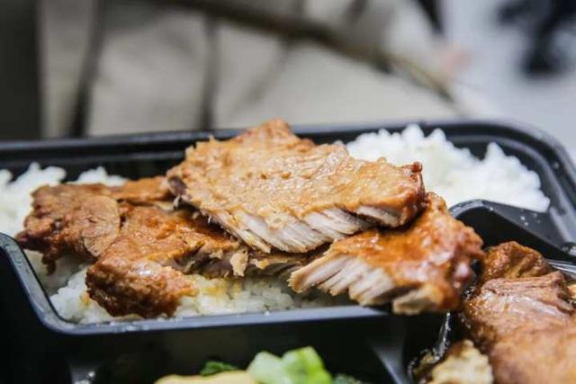 便利|排队排出C字型，滚一遍菜单只要人均20块，杭城打工人食堂新晋C位非它莫属