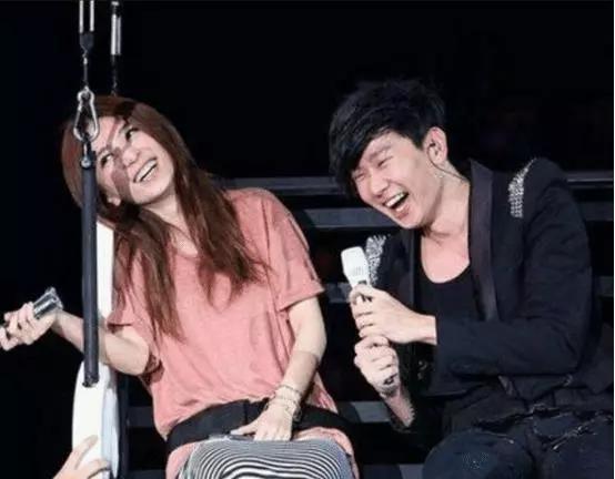 原形毕露 : 彭于晏苦追7年,林俊杰单恋10年,“痴情男神”的女神究竟有多美?|故人不舍