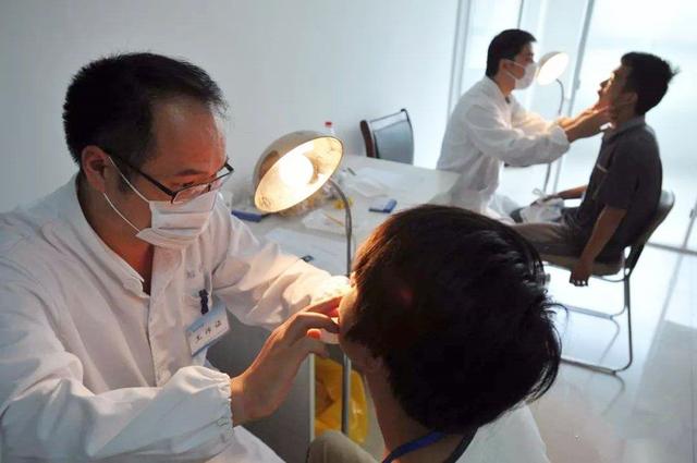 [你的育儿经]爸爸冲奶宝宝一口不喝，奶奶冲奶一口气喝光，偷尝一口宝爸很无奈