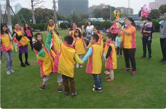 幼儿园老师发现孩子口袋太鼓，翻出东西后心头一凉，园长：退园吧