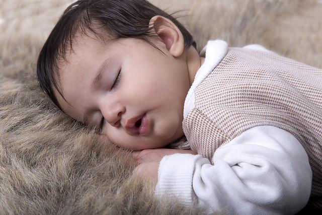 睡前抚摸宝宝这3个部位，不仅越睡越“香甜”，还能促进大脑发育