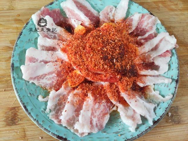 五花肉简单腌一腌，放锅里一煎，出锅后肥而不腻，吃着比烤肉还香