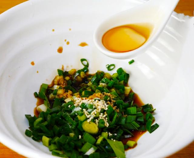 煮面条时，最忌开水下锅！面馆老板教你2招，煮的面条劲道又爽滑