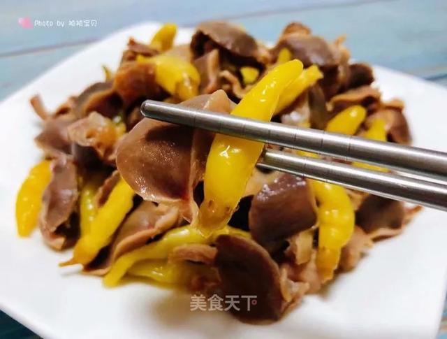 家庭版爆炒鸡胗的做法来了！鸡胗又脆又爽口，特别有嚼劲，超下饭哟
