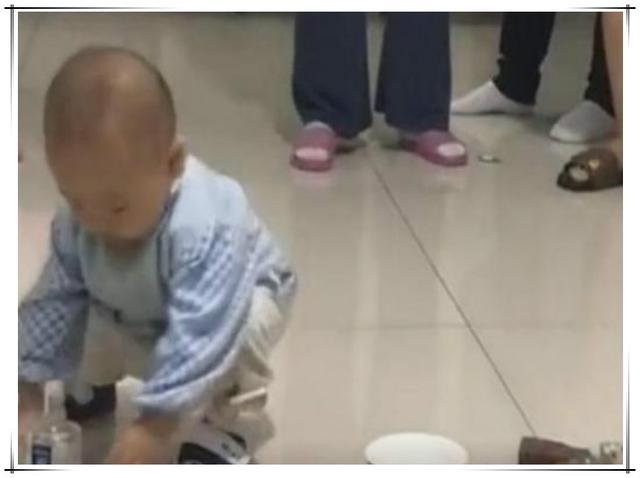 #你的育儿经#一岁宝宝抓周，径直奔向爷爷的“心头好”，奶奶在一旁气得牙痒痒