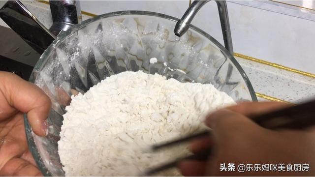 天冷早餐不能将就，5种食材做锅疙瘩汤，热乎乎的，全家吃美