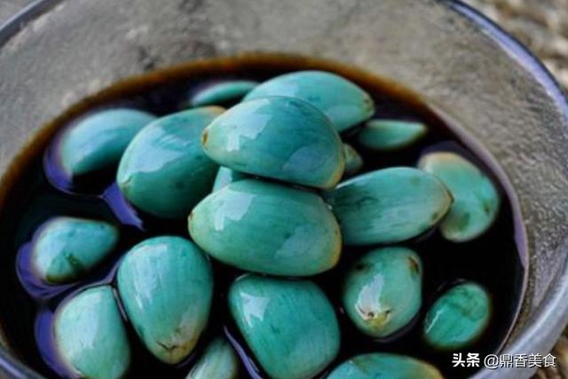腌腊八蒜，牢记3放3不放，大蒜粒粒碧绿，汤汁酸甜，脆爽可口