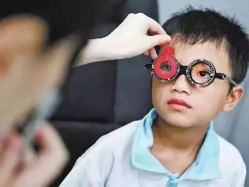 『超级宝妈』男童使用早教机2年,5岁时眼睛已近视1000度,孩子视力要如何保护