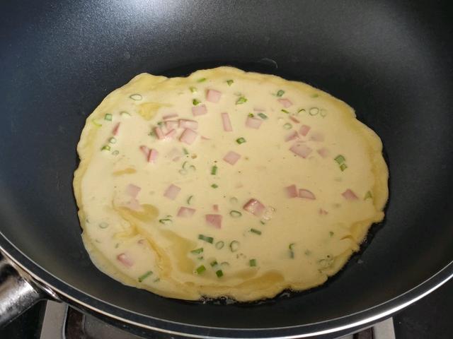 奶香鸡蛋饼，不加一滴水，面饼松软口味香甜，简简单单营养早餐