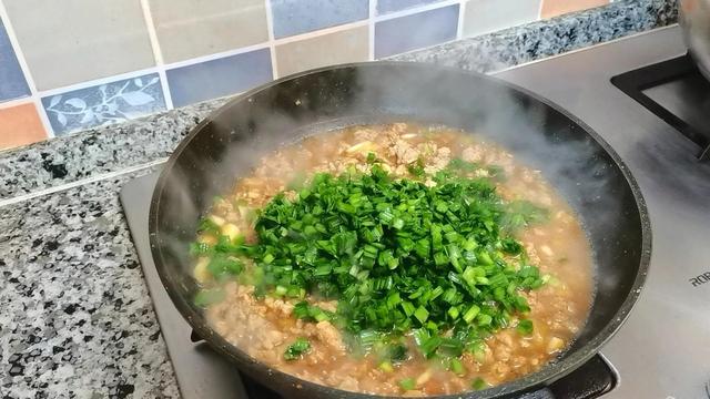 韭菜肉末豆腐羹，松软鲜嫩，真好吃，健脾和胃，老少皆宜的家常菜