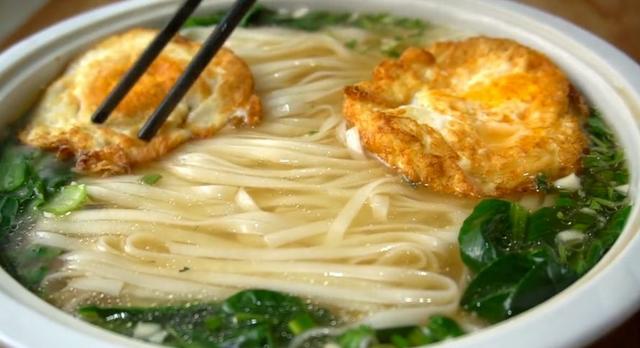 冬天超爱这碗懒人面，有菜有面有鸡蛋，10分钟上桌吃完全身暖和