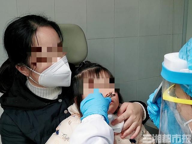 [你的育儿经]模仿“豌豆射手”，3岁女童把“子弹”塞进鼻子
