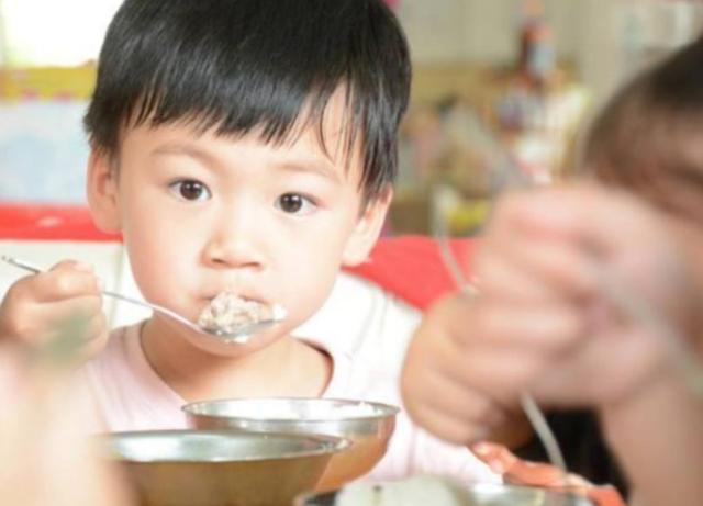 关于辅食的谣言，宝妈们不要轻信，别早早喂孩子“大人饭”