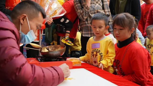 寻年味 逛庙街 开远这里“牛气冲天”
