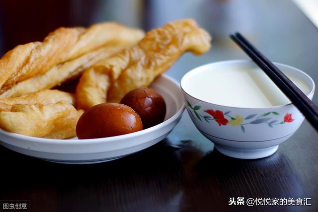 爱吃油条在家做，1碗面粉加1个鸡蛋，不放泡打粉照样个个酥脆