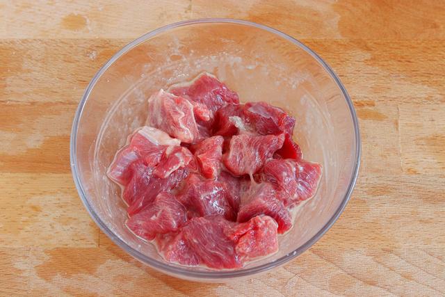 比蛋炒饭还耐吃，有菜有肉一大盘不够吃，简单方便，10分钟就好