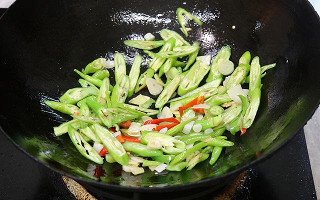 天冷降温，来盘辣炒牛肉，记住1点，牛肉鲜嫩不柴，吃完全身暖和