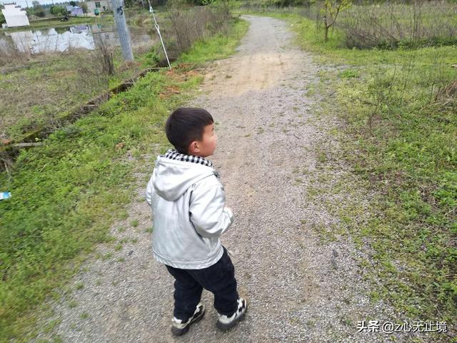 「超级宝妈」春天 在家教小孩读书写字