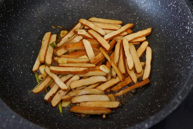 炒豆干，直接炒不容易入味，教你正确做法，豆干柔软好吃有滋味
