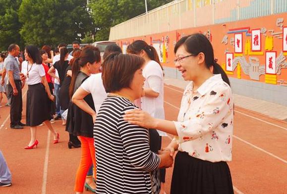 你的育儿经@“固执爸爸”走红，和老师争着改家长群名称，群里其他人笑出眼泪