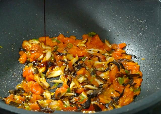 冬天我家常做这锅汤，成本才6元钱，饭前来一碗，酸辣开胃又解馋