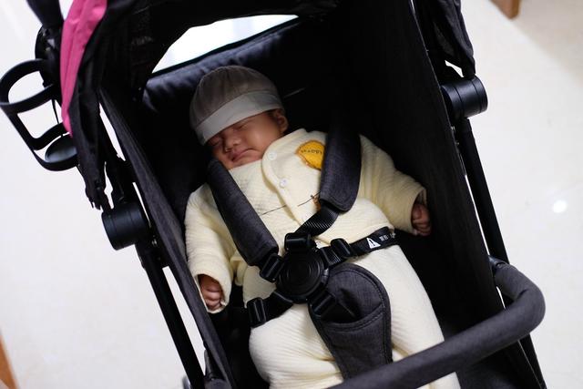 700kids柒小佰 儿童折叠推车 上手体验