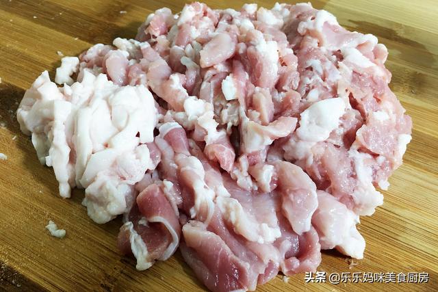 元旦后年关将至，教你调万能猪肉馅，多加“4味料”，加啥菜都香