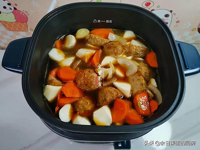 胡萝卜山药烧丸子，烧一烧上桌，咸鲜味美又下饭