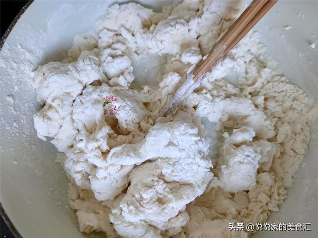 孩子爱吃软饼，搅一搅就能做，3分钟烙一锅，柔软筋道糖汁不乱淌