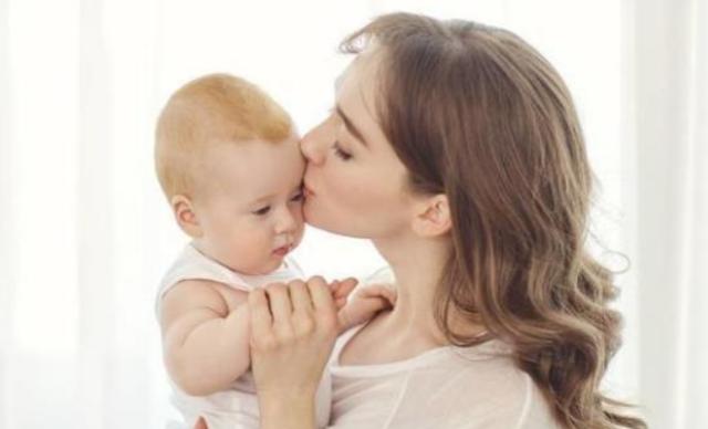 「超级宝妈」孩子知道谁是妈妈时，会有这3种表现，全中说明妈妈的努力没白费