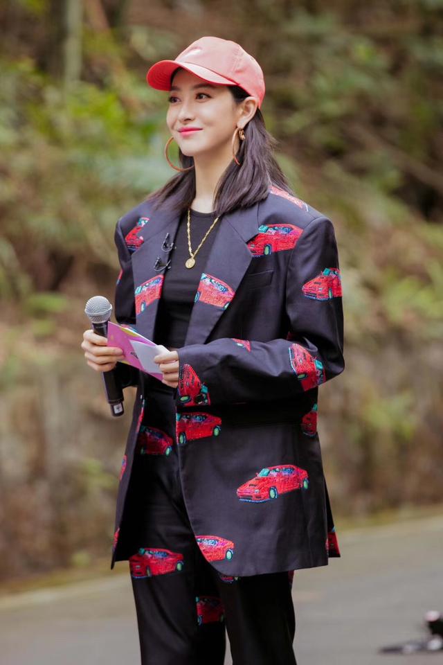 时尚探究社33岁的导师宋茜，一身炫酷西装帅气亮相，轻熟风造型展现气场魅力