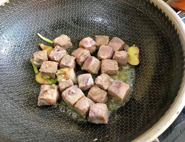 冬天多给孩子吃牛肉，虽然贵点但是营养非常高，炖一锅全家都爱吃