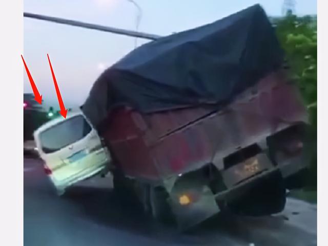 中国“最牛”五菱面包，扛起20吨货车，看后不得不服