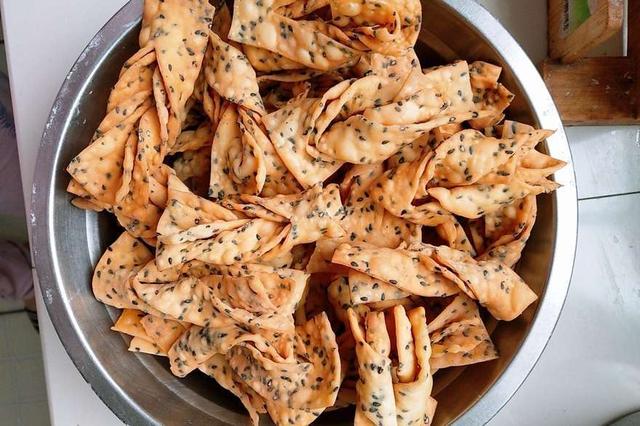 河南炸麻叶的传统配方，酥脆可口，手把手教你制作，入口越嚼越香