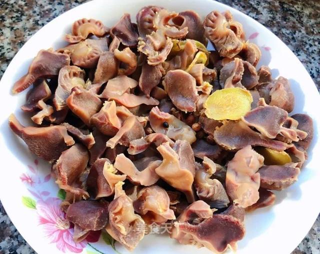 家庭版爆炒鸡胗的做法来了！鸡胗又脆又爽口，特别有嚼劲，超下饭哟