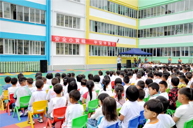 生活矜持点|富源：十八连山镇乐晔佳幼儿园开展“安全小黄帽 平安伴我行”主题活动