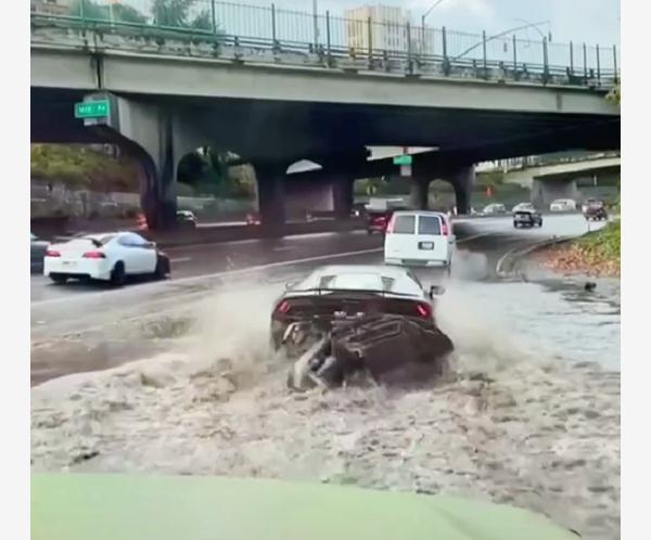 500万兰博基尼“潜水”行驶，后保险杠被冲走，就这质量？