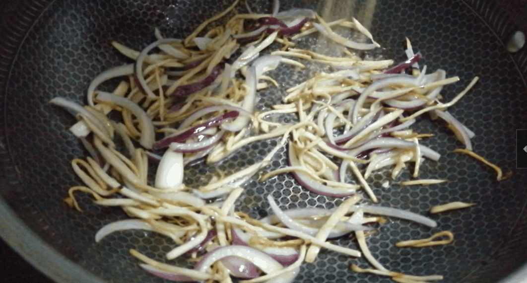 孜然炒面，家常的味道，温馨的味道！操作简单，推荐朋友们试试