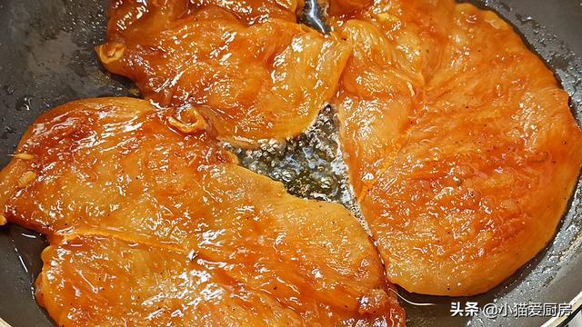 教你香煎鸡胸肉的做法，肉质软嫩不发柴，比买的鸡排好吃，真香
