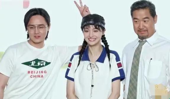 仲夏飘雪|有种“身材比例”叫郑爽，站在178张国立尹正中间，腿长看傻网友