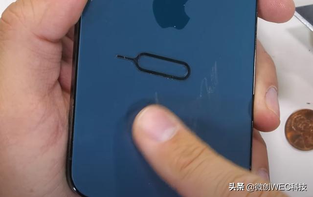 iPhone 12 Pro进行暴力测试，强行掰弯，会翻车吗？