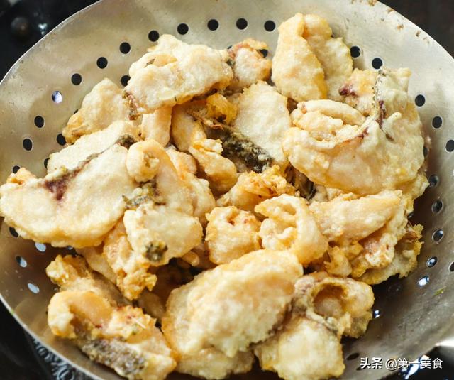 把一条草鱼做的焦香酥脆，连每根鱼刺都香辣入味！太过瘾了