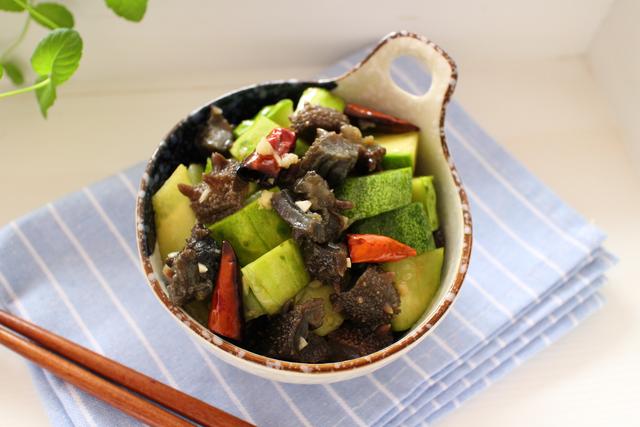 凉拌海参：高档的食材，用简单方法做也好吃