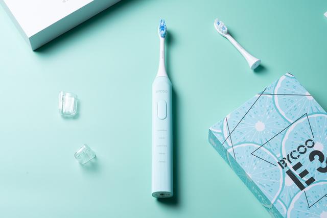 洁白的牙齿需要电动牙刷助力