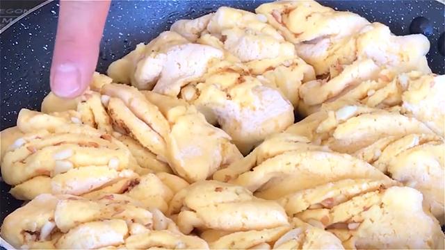 玉米面最好吃的做法，看着都流口水，暄软细腻，越嚼越香