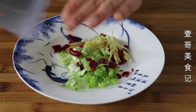 白菜别再直接炒了，加1块豆腐，比吃肉还过瘾，上桌连汤汁都不剩